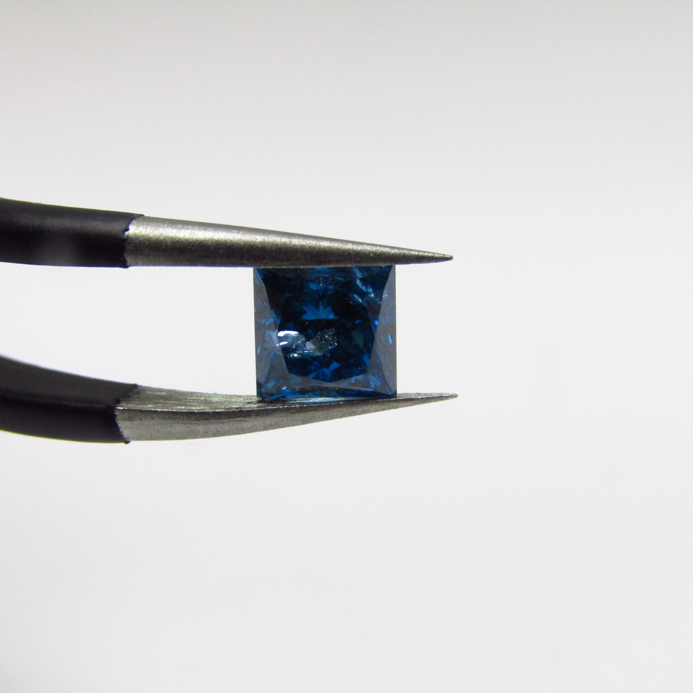 Diamante Natural de 0,75 ct. Talla: Princesa. Color: Blue. Pureza: SI. Sin datos de tratamiento. Diamante Natural de 0,75 ct. Talla: Princesa. Color: Blue. Pureza: SI. Sin datos de tratamiento.