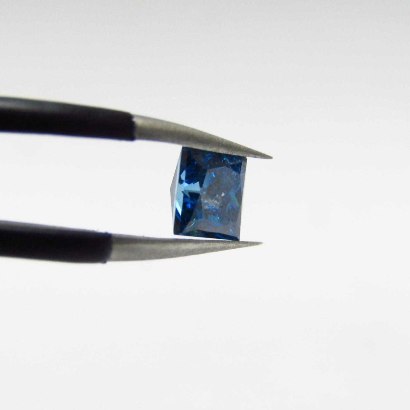 Diamante Natural de 0,75 ct. Talla: Princesa. Color: Blue. Pureza: SI. Sin datos de tratamiento. Diamante Natural de 0,75 ct. Talla: Princesa. Color: Blue. Pureza: SI. Sin datos de tratamiento.