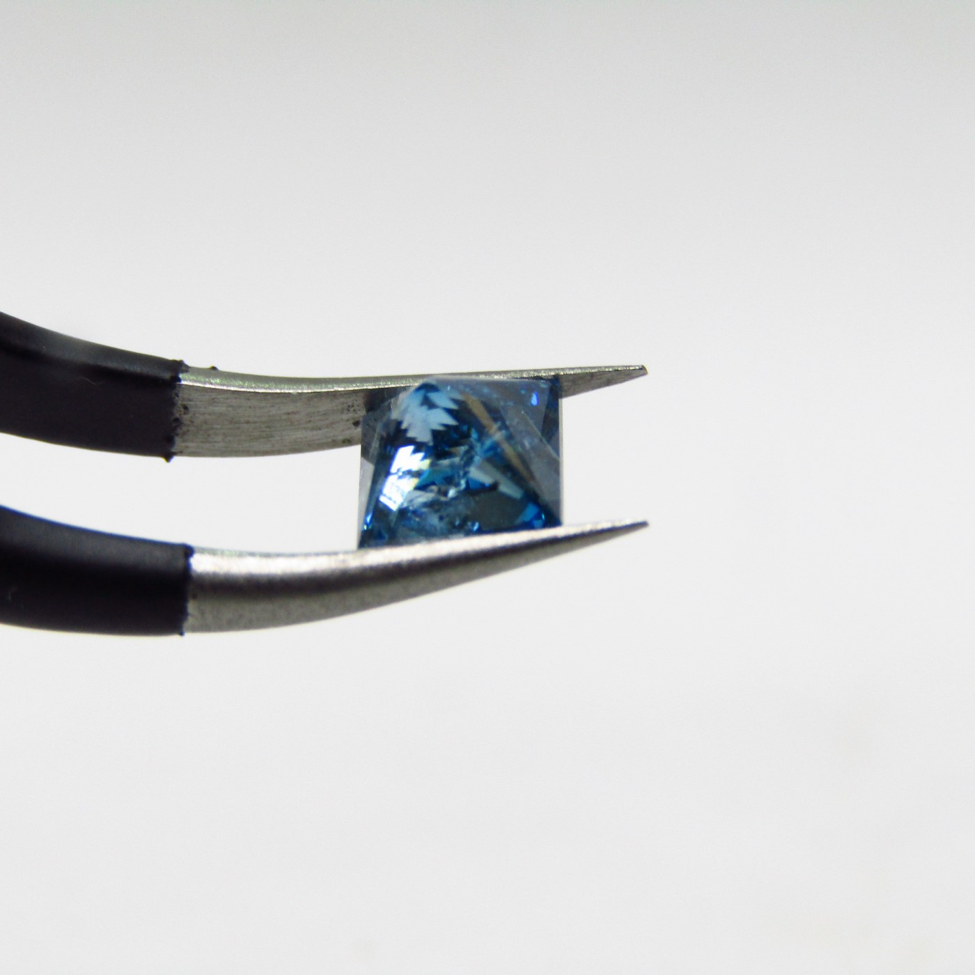 Diamante Natural de 0,75 ct. Talla: Princesa. Color: Blue. Pureza: SI. Sin datos de tratamiento. Diamante Natural de 0,75 ct. Talla: Princesa. Color: Blue. Pureza: SI. Sin datos de tratamiento.