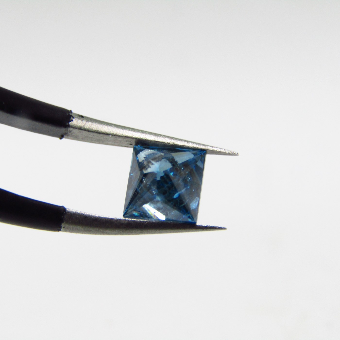 Diamante Natural de 0,75 ct. Talla: Princesa. Color: Blue. Pureza: SI. Sin datos de tratamiento. Diamante Natural de 0,75 ct. Talla: Princesa. Color: Blue. Pureza: SI. Sin datos de tratamiento.
