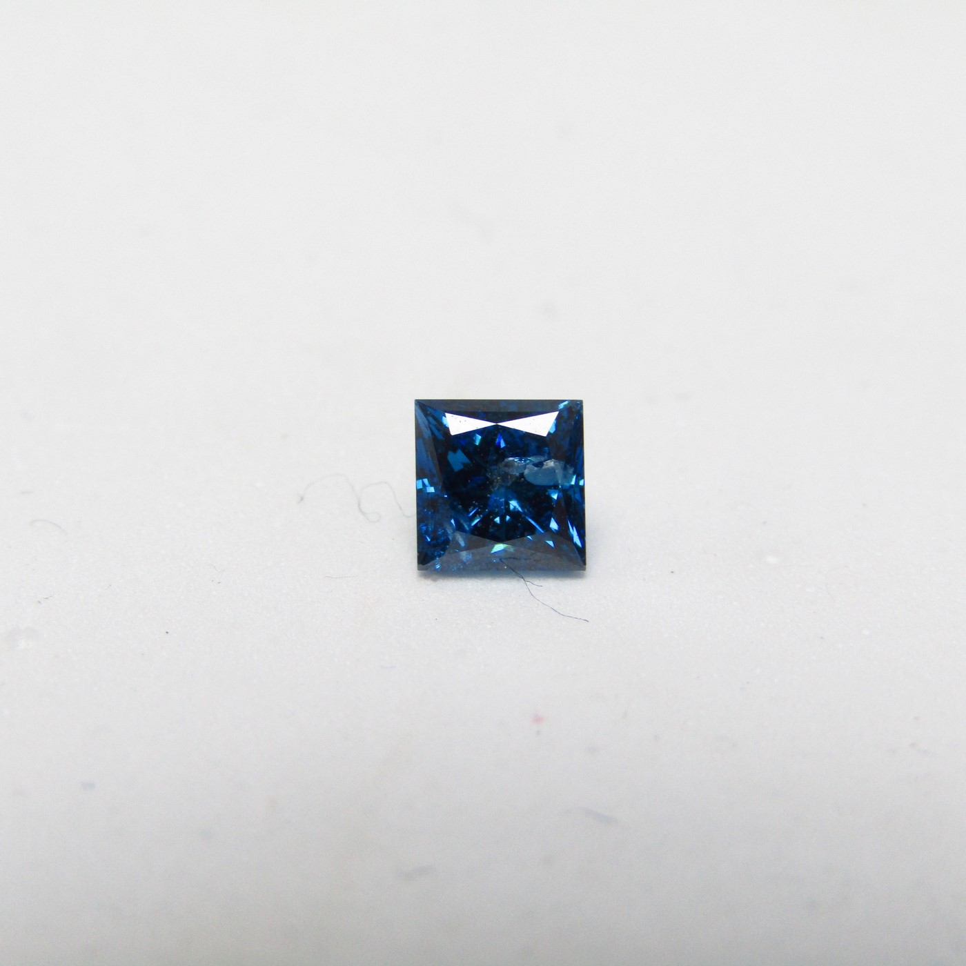 Diamante Natural de 0,75 ct. Talla: Princesa. Color: Blue. Pureza: SI. Sin datos de tratamiento.