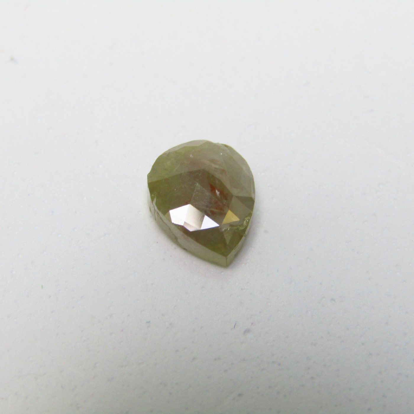 Diamante Natural de 3,40 ct. Talla: Fancy Pear. Color: Greenish Yellow Rose. Pureza: SI1. No tratado.