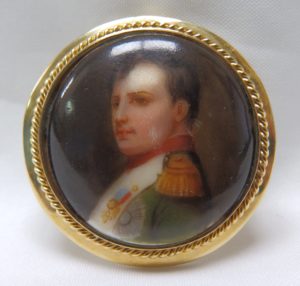 Broche de porcelana francesa, representando a Napoleón. Oro 18k. 10,20 gr.