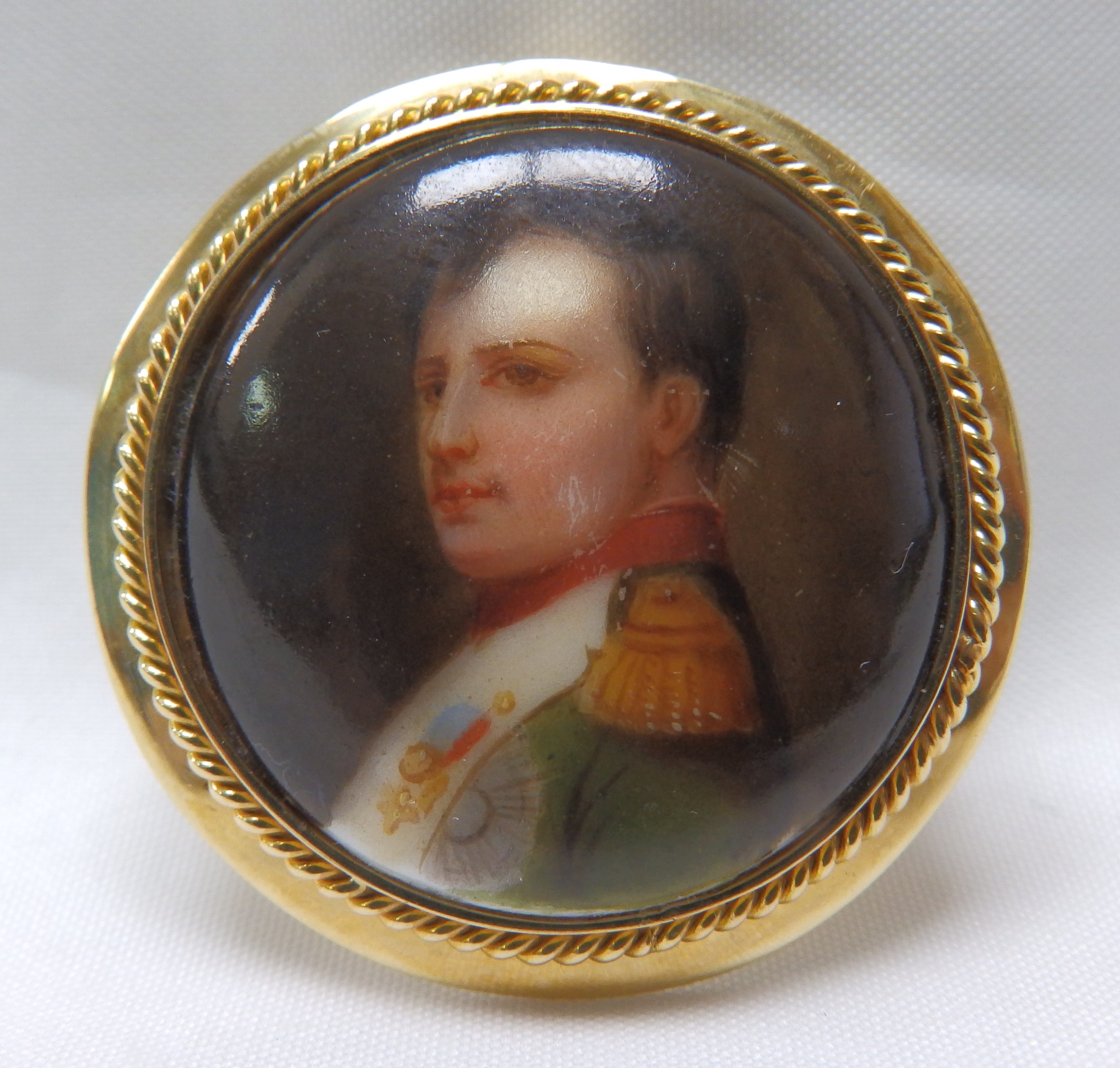 Broche de porcelana francesa, representando a Napoleón. Oro 18k. 10,20 gr. Broche de porcelana francesa, representando a Napoleón. Oro 18k. 10,20 gr.