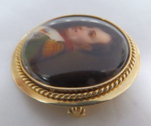 Broche de porcelana francesa, representando a Napoleón. Oro 18k. 10,20 gr.