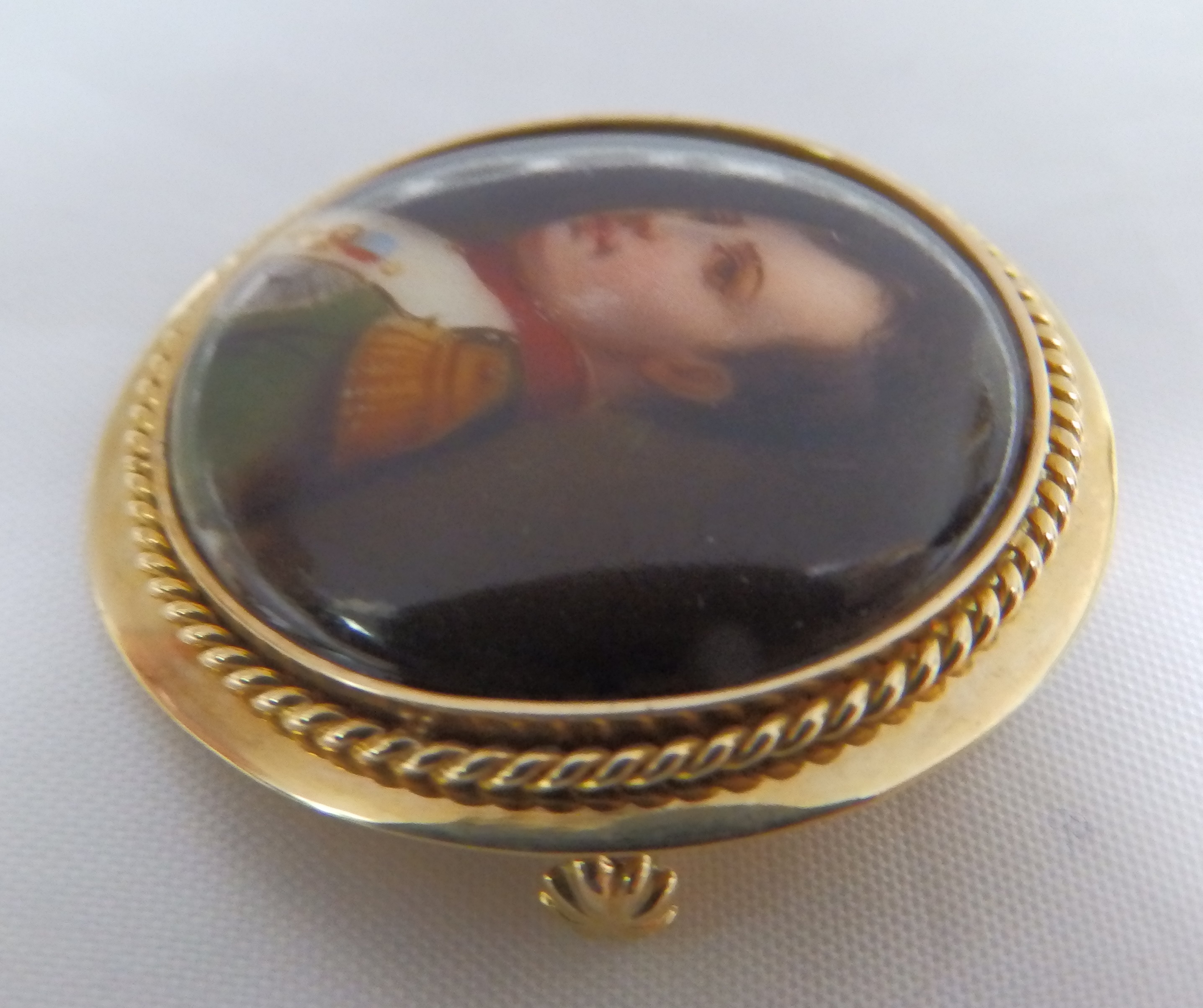 Broche de porcelana francesa, representando a Napoleón. Oro 18k. 10,20 gr. Broche de porcelana francesa, representando a Napoleón. Oro 18k. 10,20 gr.