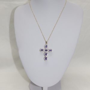 Collar y Cruz Latina en Oro Bicolor con 6 Amatistas Ovales de 3 ct. y 66 Diamantes talla Brillante de 0,85 ct. 12 gr.