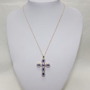 Collar y Cruz Latina en Oro Bicolor con 6 Amatistas Ovales de 3 ct. y 66 Diamantes talla Brillante de 0,85 ct. 12 gr.