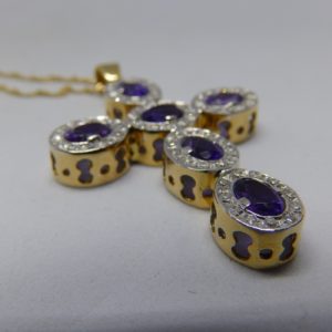 Collar y Cruz Latina en Oro Bicolor con 6 Amatistas Ovales de 3 ct. y 66 Diamantes talla Brillante de 0,85 ct. 12 gr.