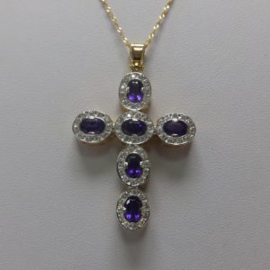 Collar y Cruz Latina en Oro Bicolor con 6 Amatistas Ovales de 3 ct. y 66 Diamantes talla Brillante de 0,85 ct. 12 gr.