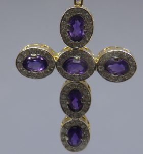 Collar y Cruz Latina en Oro Bicolor con 6 Amatistas Ovales de 3 ct. y 66 Diamantes talla Brillante de 0,85 ct. 12 gr.
