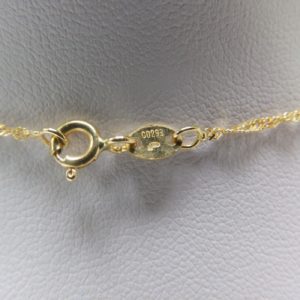 Collar y Cruz Latina en Oro Bicolor con 6 Amatistas Ovales de 3 ct. y 66 Diamantes talla Brillante de 0,85 ct. 12 gr.