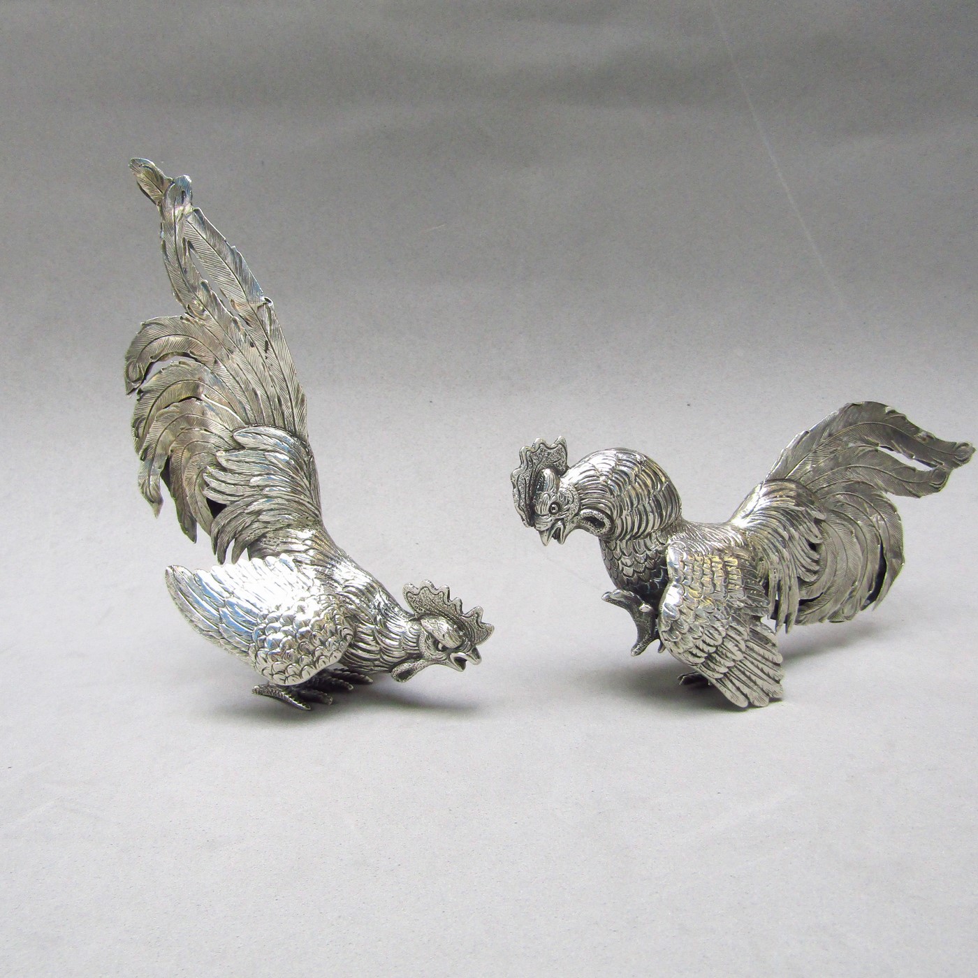 Pareja de Gallos de pelea en Plata de Ley. Europa, siglo XIX. Pareja de Gallos de pelea en Plata de Ley. Europa, siglo XIX.
