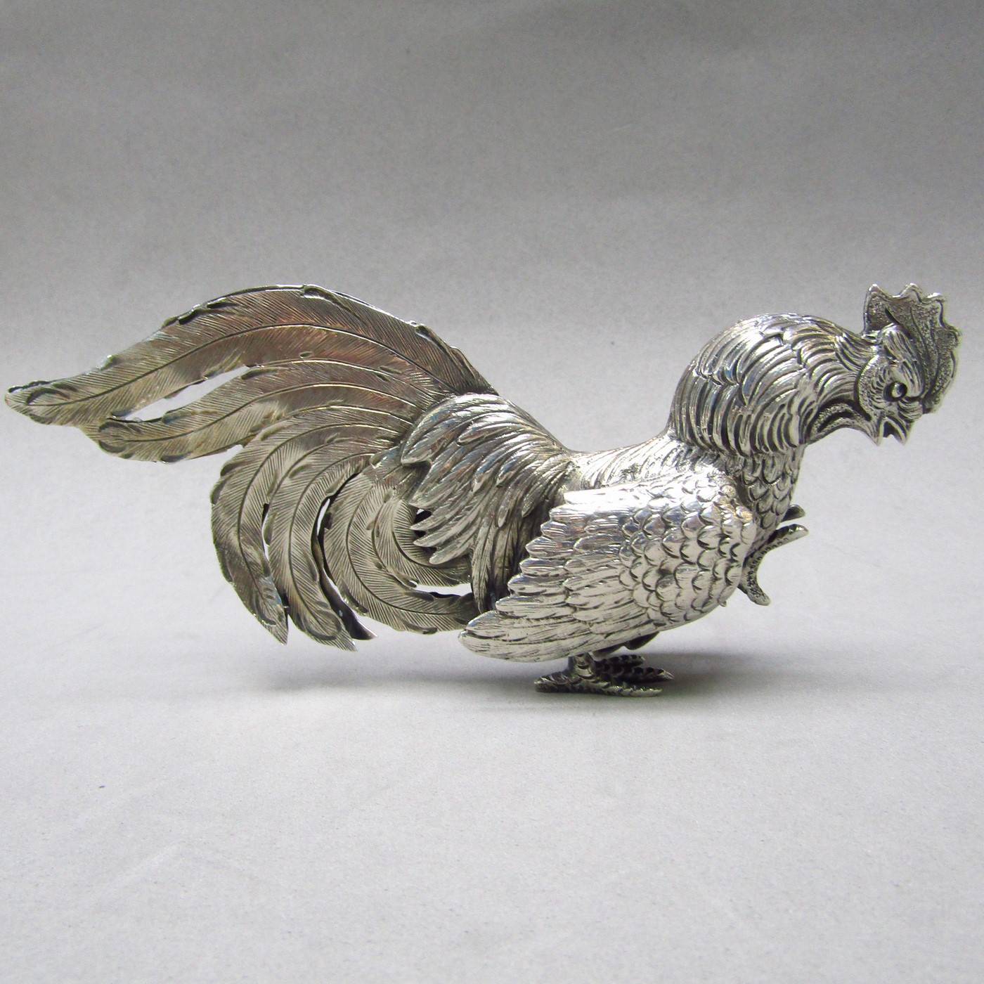 Pareja de Gallos de pelea en Plata de Ley. Europa, siglo XIX. Pareja de Gallos de pelea en Plata de Ley. Europa, siglo XIX.