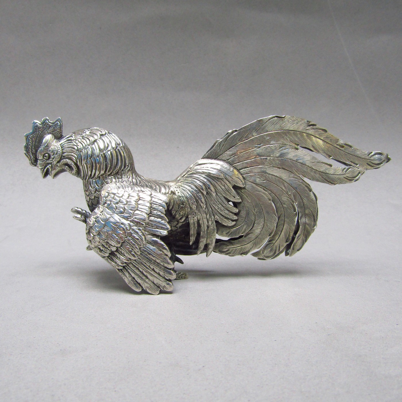 Pareja de Gallos de pelea en Plata de Ley. Europa, siglo XIX. Pareja de Gallos de pelea en Plata de Ley. Europa, siglo XIX.