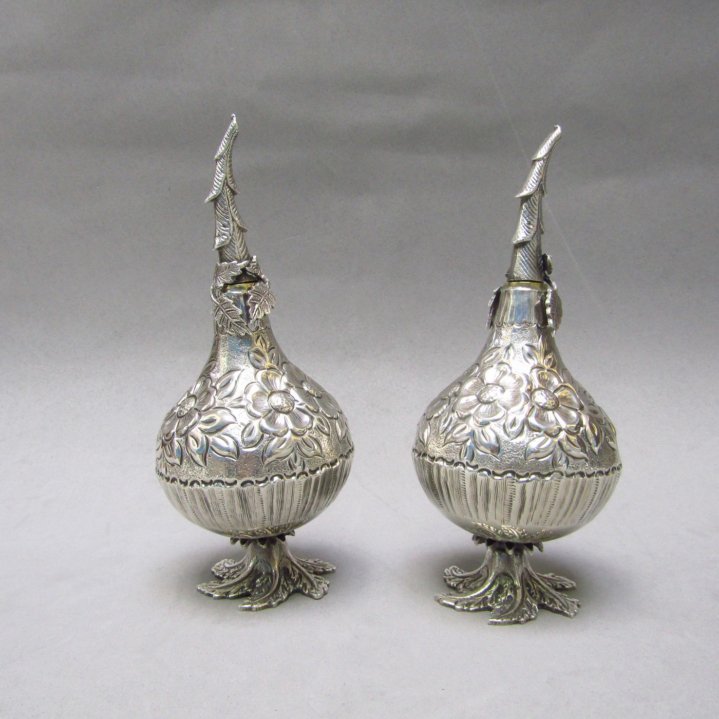 Pareja de perfumeros en Plata de Ley. Europa, siglo XIX. Pareja de perfumeros en Plata de Ley. Europa, siglo XIX.