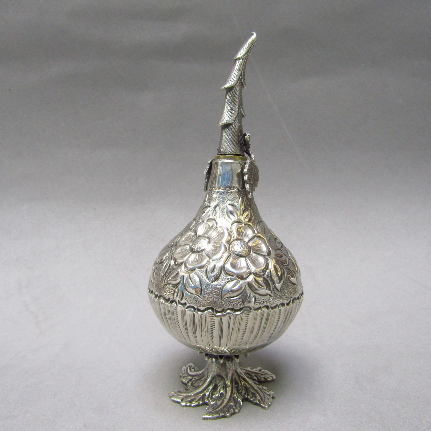 Pareja de perfumeros en Plata de Ley. Europa, siglo XIX. Pareja de perfumeros en Plata de Ley. Europa, siglo XIX.