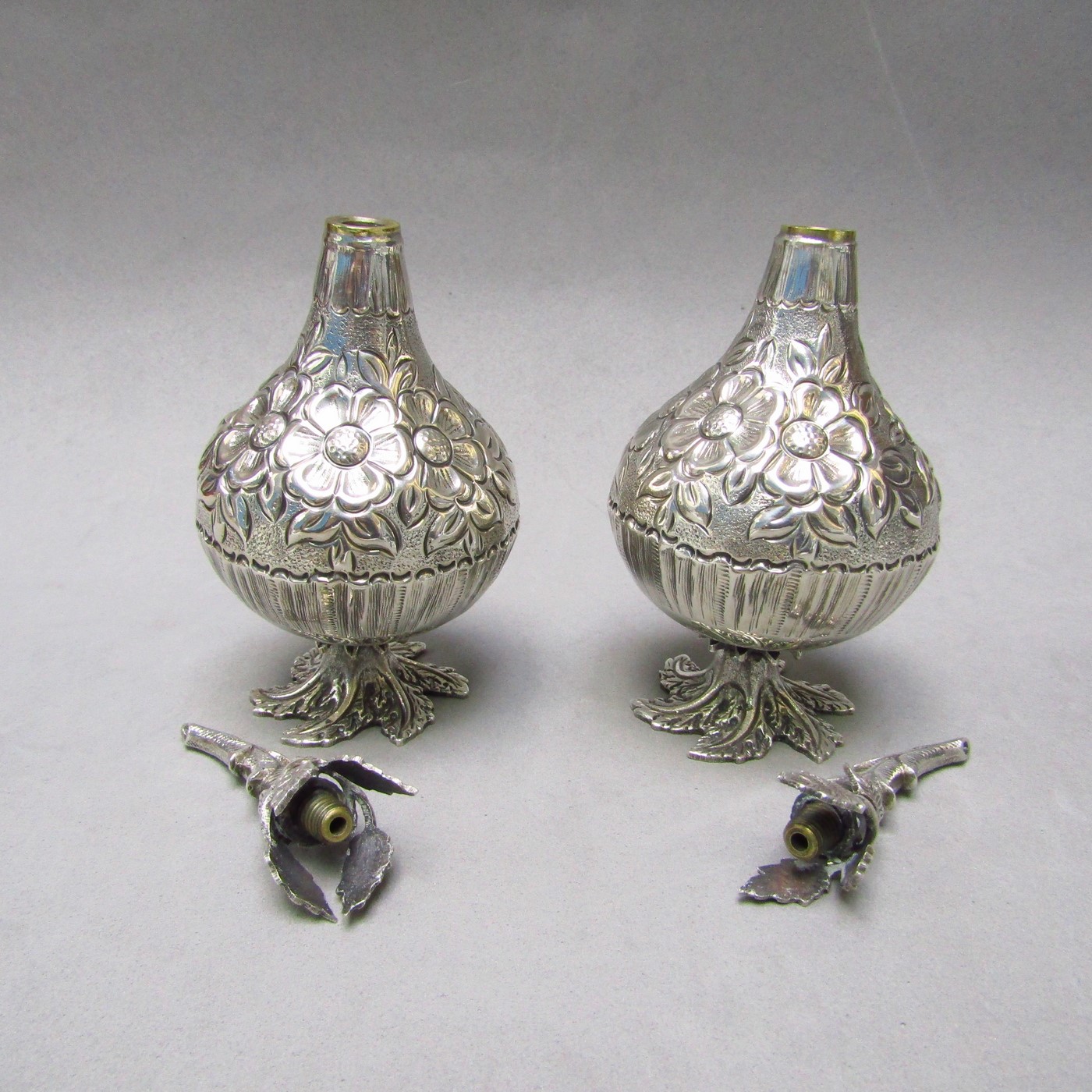 Pareja de perfumeros en Plata de Ley. Europa, siglo XIX. Pareja de perfumeros en Plata de Ley. Europa, siglo XIX.