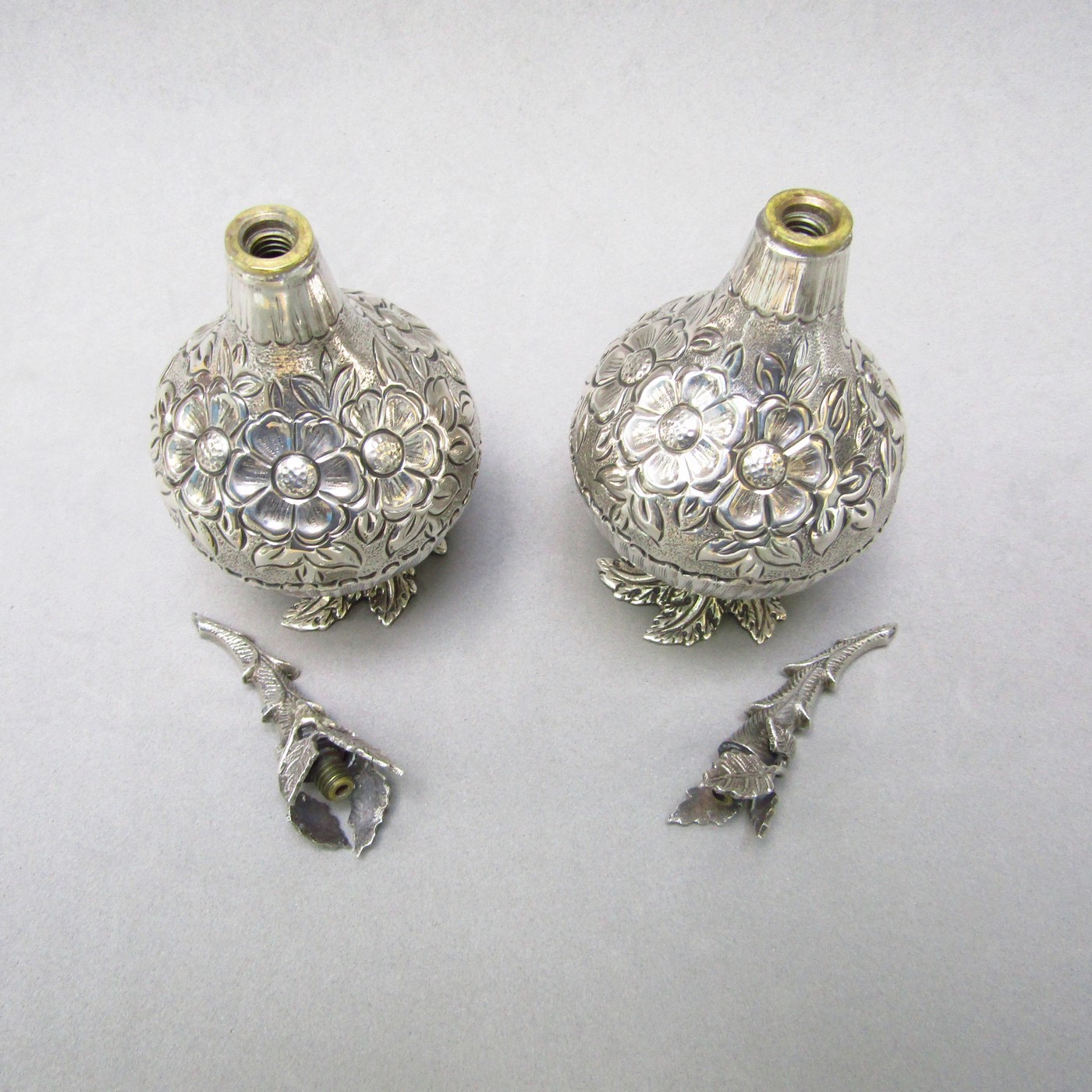 Pareja de perfumeros en Plata de Ley. Europa, siglo XIX. Pareja de perfumeros en Plata de Ley. Europa, siglo XIX.