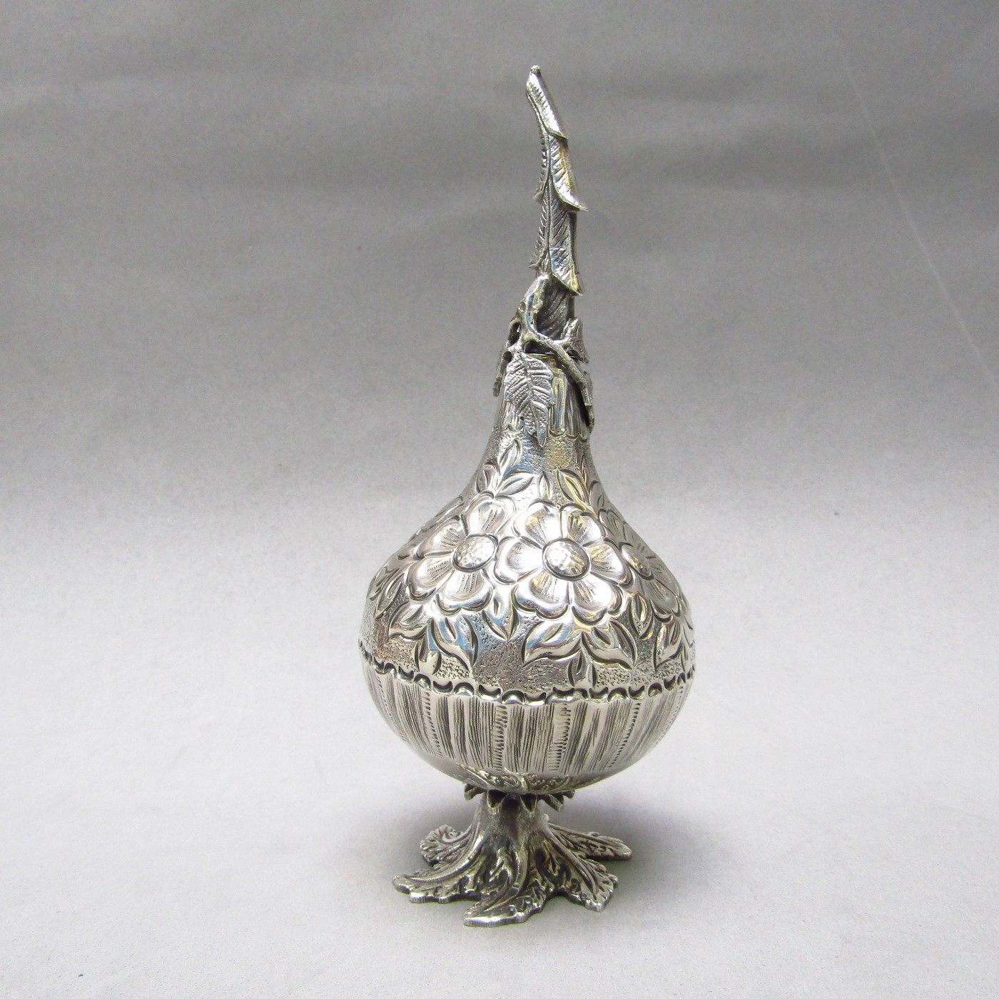 Pareja de perfumeros en Plata de Ley. Europa, siglo XIX. Pareja de perfumeros en Plata de Ley. Europa, siglo XIX.