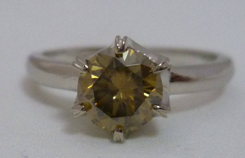 Solitario de oro blanco con Moissanita de color amarillo. Solitario de oro blanco con Moissanita de color amarillo.