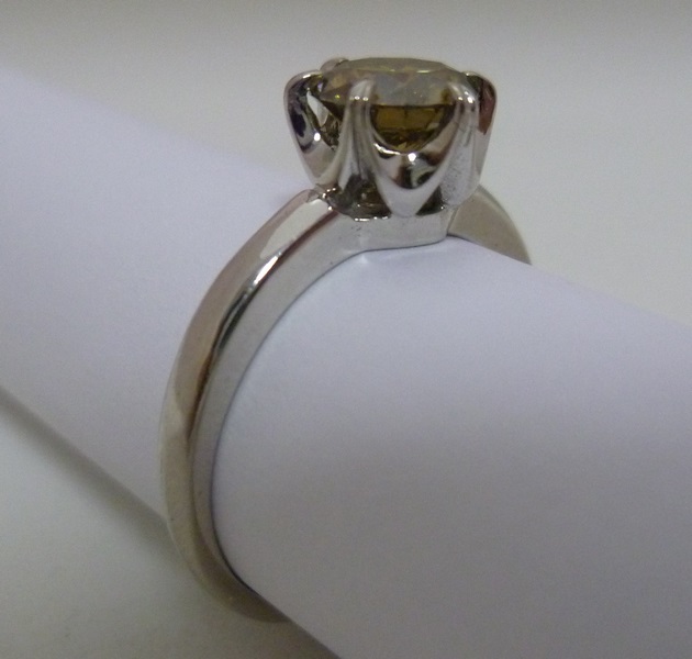 Solitario de oro blanco con Moissanita de color amarillo. Solitario de oro blanco con Moissanita de color amarillo.