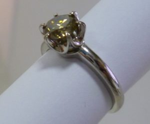 Solitario de oro blanco con Moissanita de color amarillo.