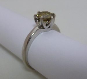 Solitario de oro blanco con Moissanita de color amarillo.