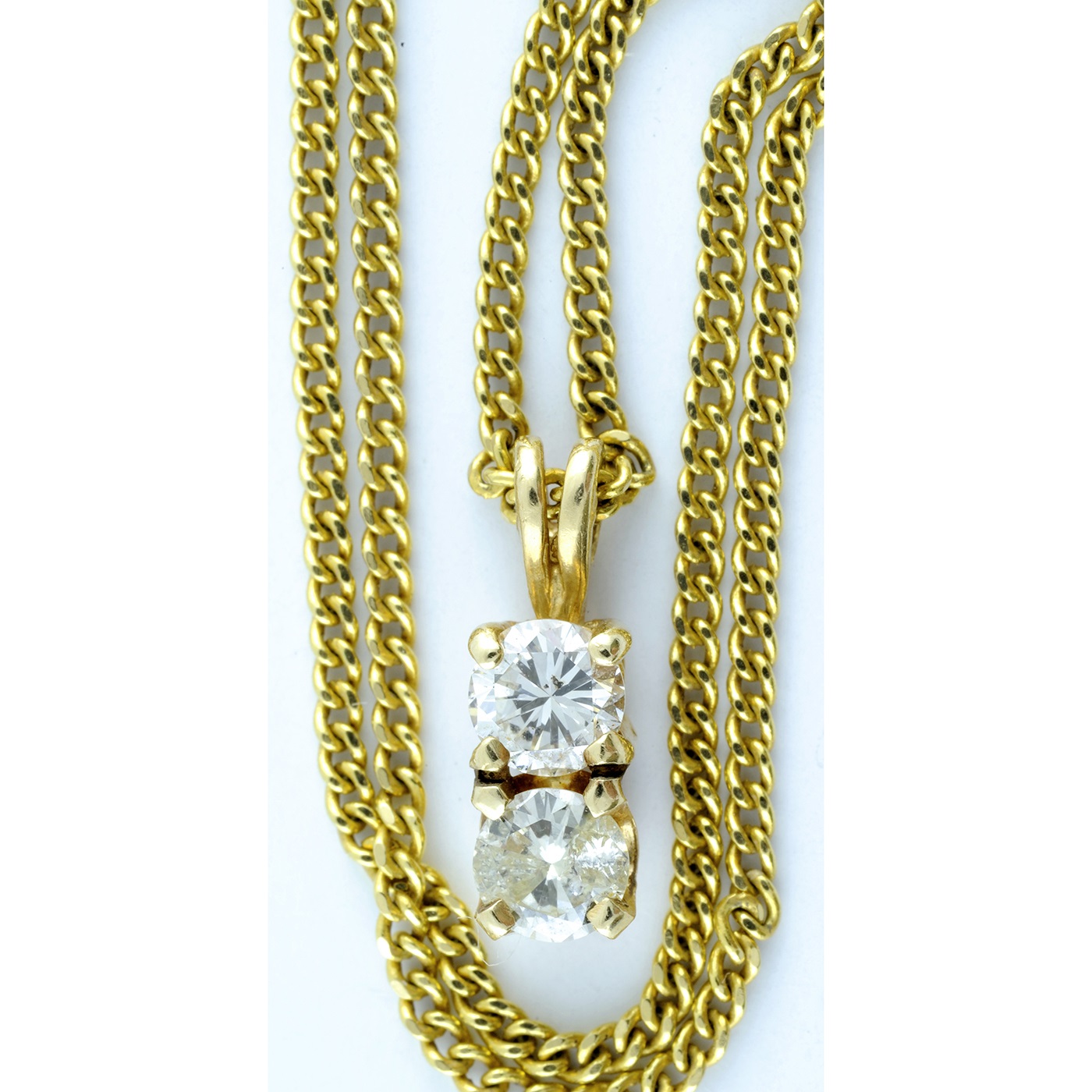 Gargantilla en Oro de 18k con Colgante con dos Diamantes Naturales, talla Brillante, de 0,48 ct. Color K-L. Pureza SI1.