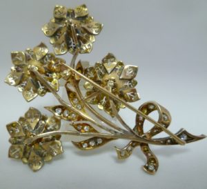 Broche Antiguo, 19th., en Oro y Plata, con 133 Diamantes Naturales, Talla Brillante y otras, con 2,62 ct. Color, H-K. Claridad, VS-SI. Certificado IGE