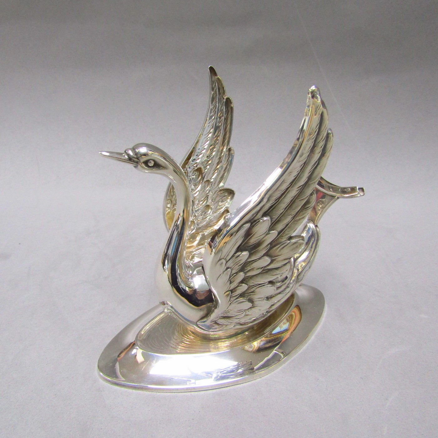 Calienta Copas con forma de Cisne en Plata de Ley. España, siglo XX. Calienta Copas con forma de Cisne en Plata de Ley. España, siglo XX.