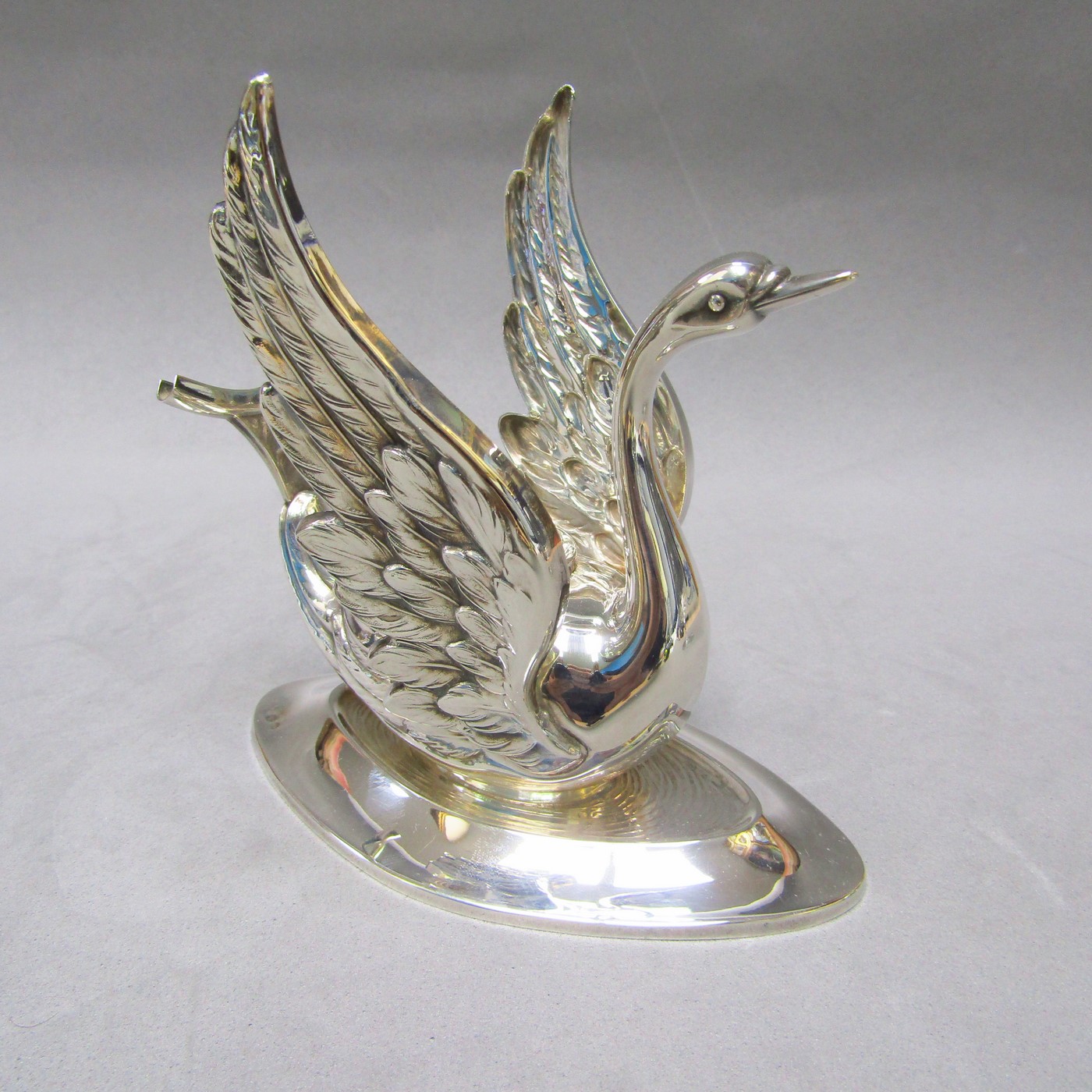 Calienta Copas con forma de Cisne en Plata de Ley. España, siglo XX. Calienta Copas con forma de Cisne en Plata de Ley. España, siglo XX.