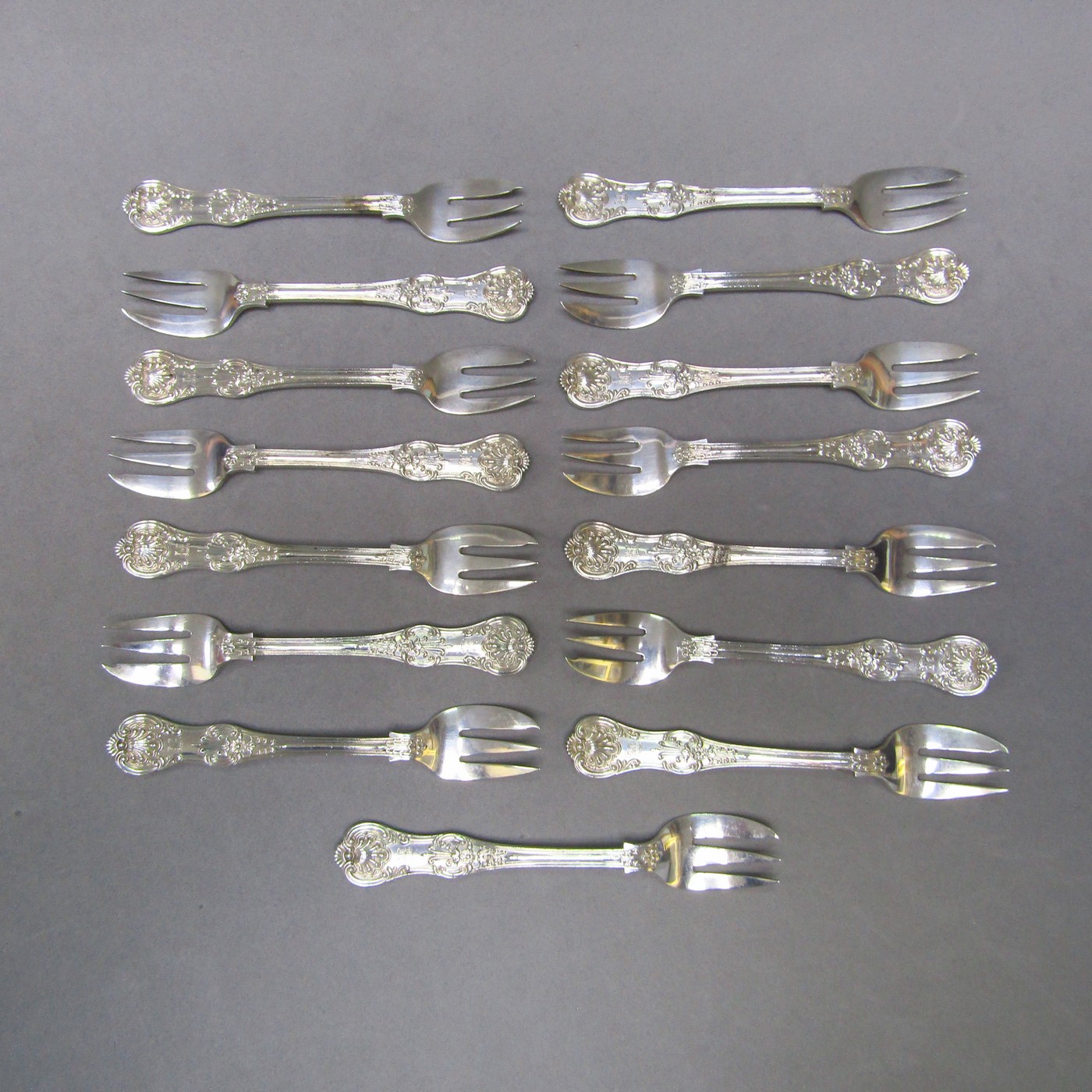 F.H. Lote de 15 Tenedor-Cuchara para Ostras en Plata Inglesa. Londres, 1888. F.H. Lote de 15 Tenedor-Cuchara para Ostras en Plata Inglesa. Londres, 1888.