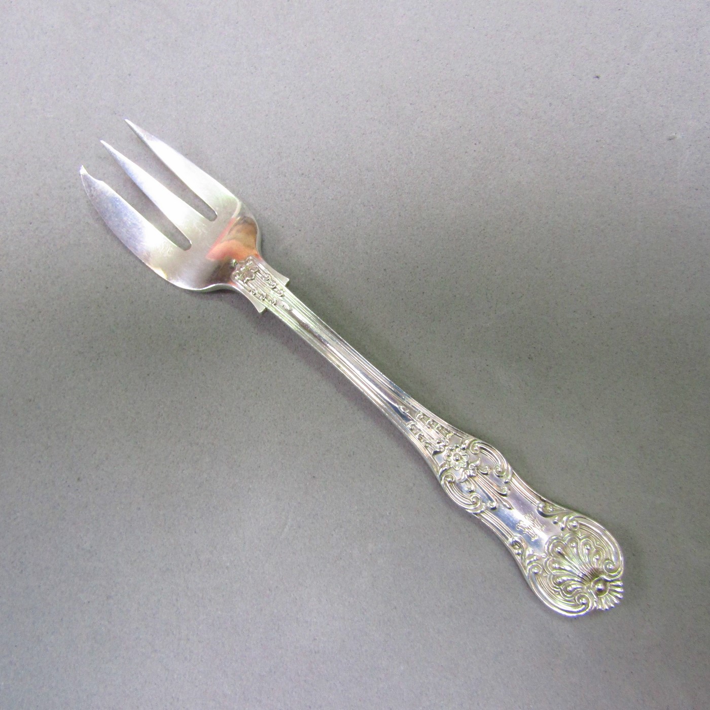 F.H. Lote de 15 Tenedor-Cuchara para Ostras en Plata Inglesa. Londres, 1888. F.H. Lote de 15 Tenedor-Cuchara para Ostras en Plata Inglesa. Londres, 1888.