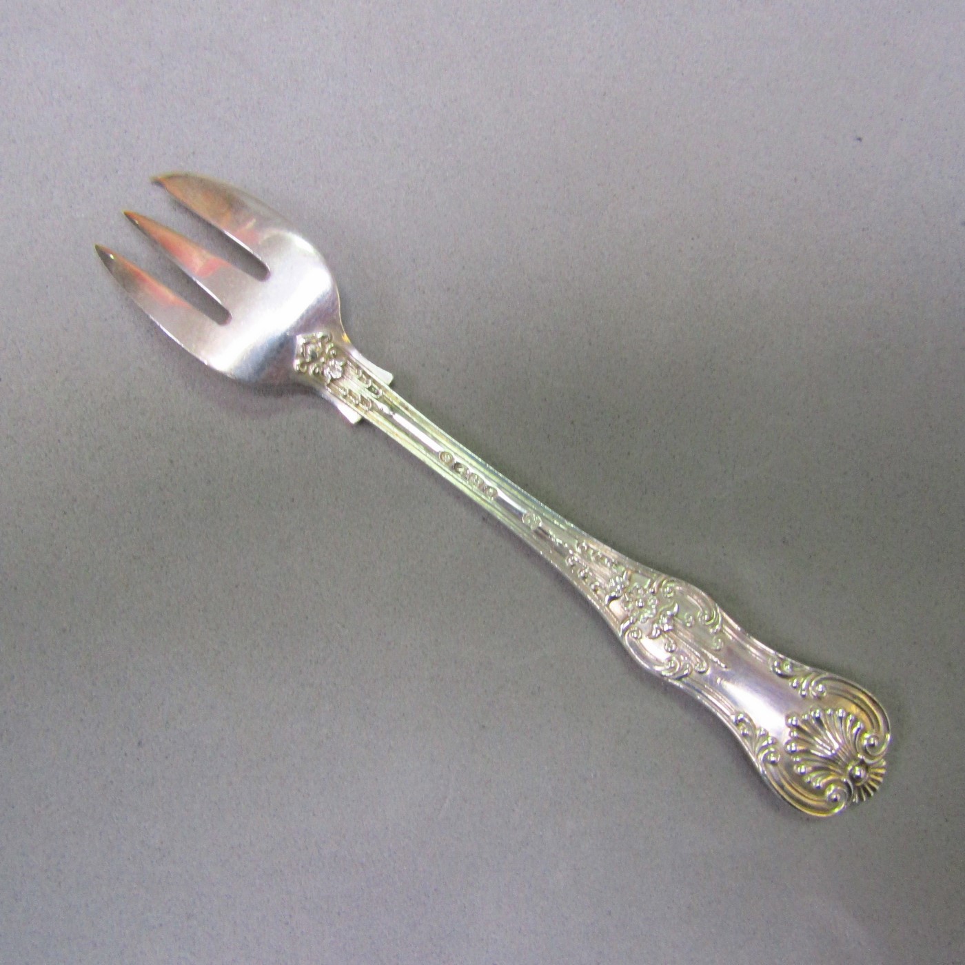 F.H. Lote de 15 Tenedor-Cuchara para Ostras en Plata Inglesa. Londres, 1888. F.H. Lote de 15 Tenedor-Cuchara para Ostras en Plata Inglesa. Londres, 1888.