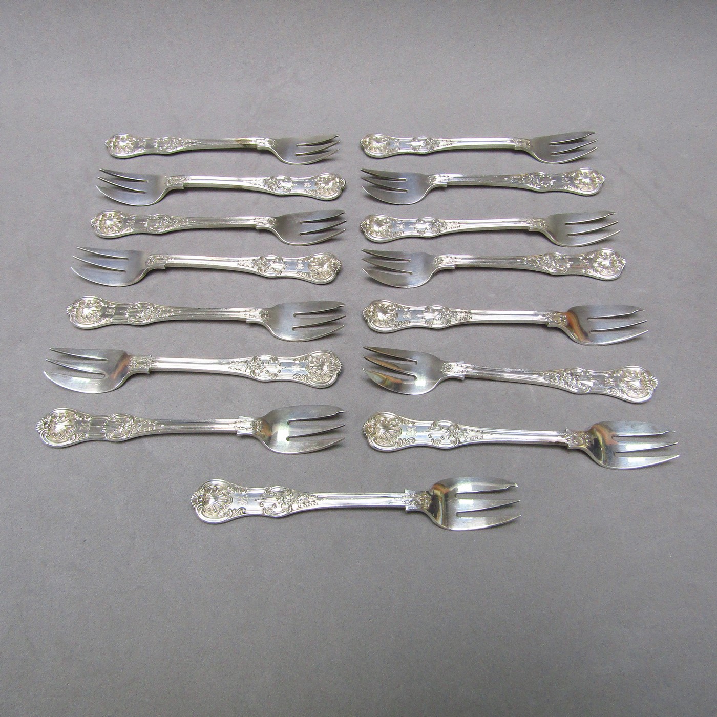 F.H. Lote de 15 Tenedor-Cuchara para Ostras en Plata Inglesa. Londres, 1888. F.H. Lote de 15 Tenedor-Cuchara para Ostras en Plata Inglesa. Londres, 1888.
