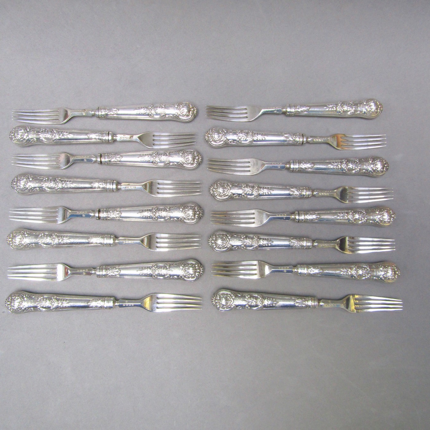 F.H. Lote de 16 tenedores para ensalada en Plata Inglesa. Londres, 1888. F.H. Lote de 16 tenedores para ensalada en Plata Inglesa. Londres, 1888.