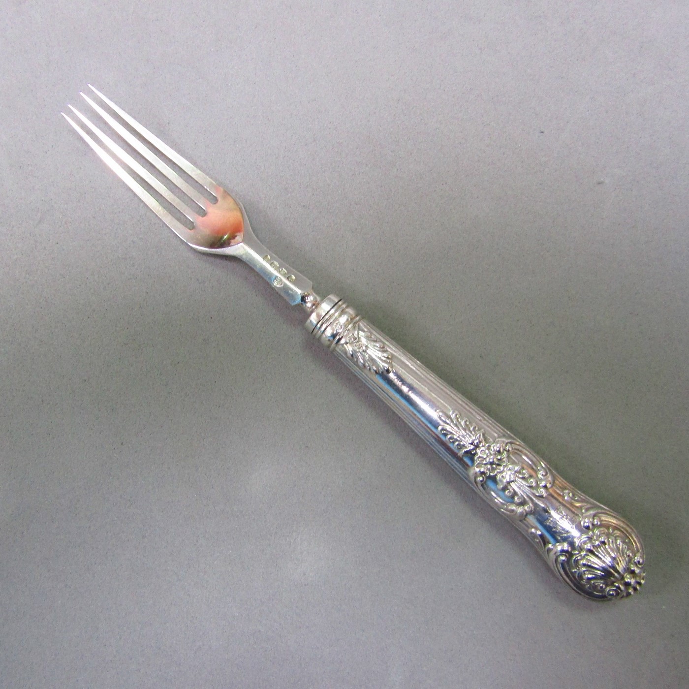 F.H. Lote de 16 tenedores para ensalada en Plata Inglesa. Londres, 1888. F.H. Lote de 16 tenedores para ensalada en Plata Inglesa. Londres, 1888.
