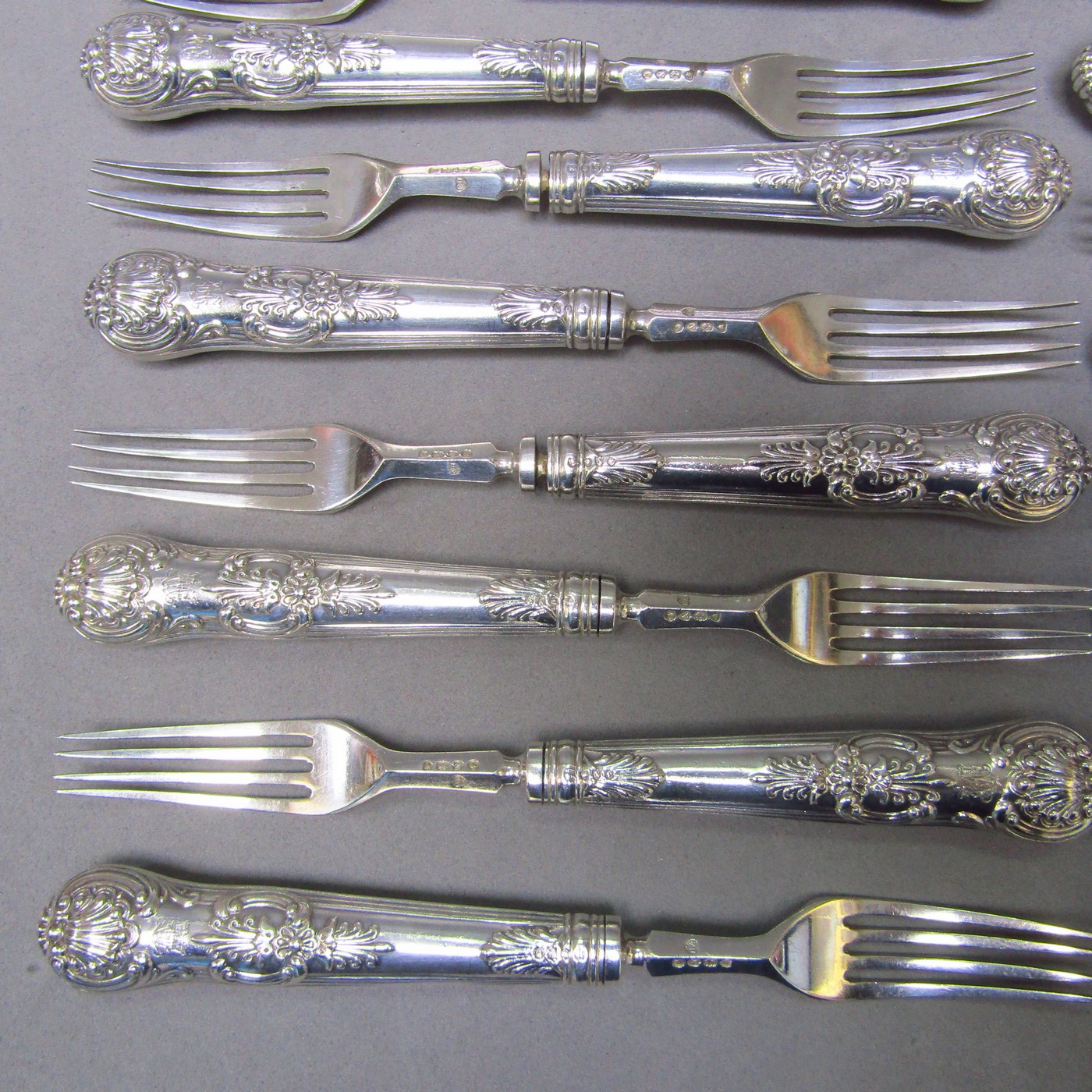 F.H. Lote de 16 tenedores para ensalada en Plata Inglesa. Londres, 1888. F.H. Lote de 16 tenedores para ensalada en Plata Inglesa. Londres, 1888.
