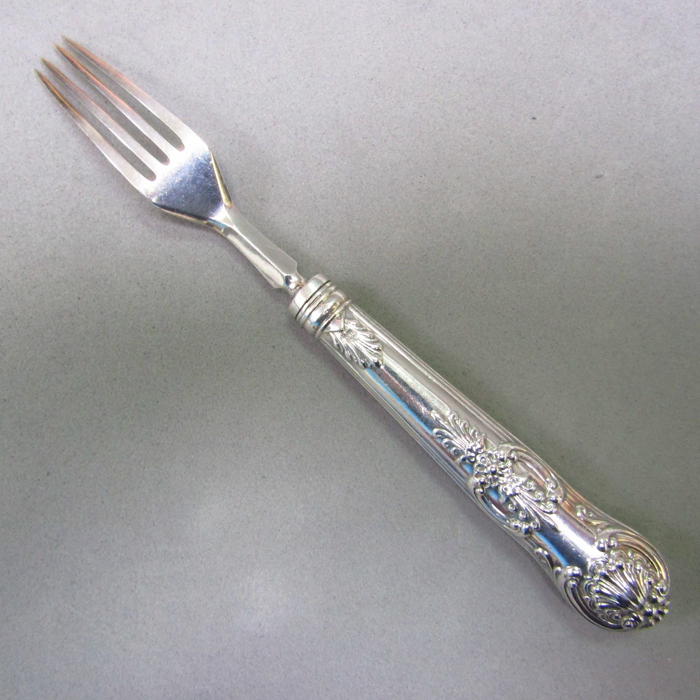 F.H. Lote de 16 tenedores para ensalada en Plata Inglesa. Londres, 1888. F.H. Lote de 16 tenedores para ensalada en Plata Inglesa. Londres, 1888.