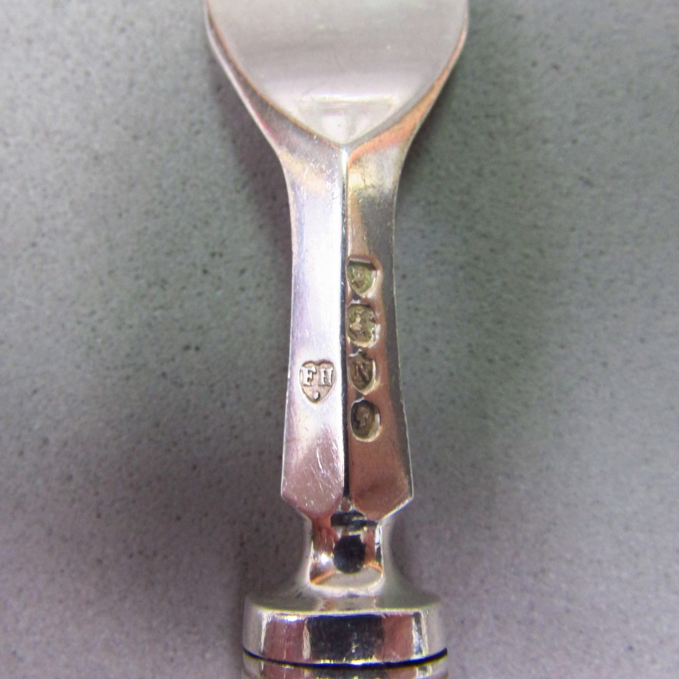 F.H. Lote de 16 tenedores para ensalada en Plata Inglesa. Londres, 1888. F.H. Lote de 16 tenedores para ensalada en Plata Inglesa. Londres, 1888.