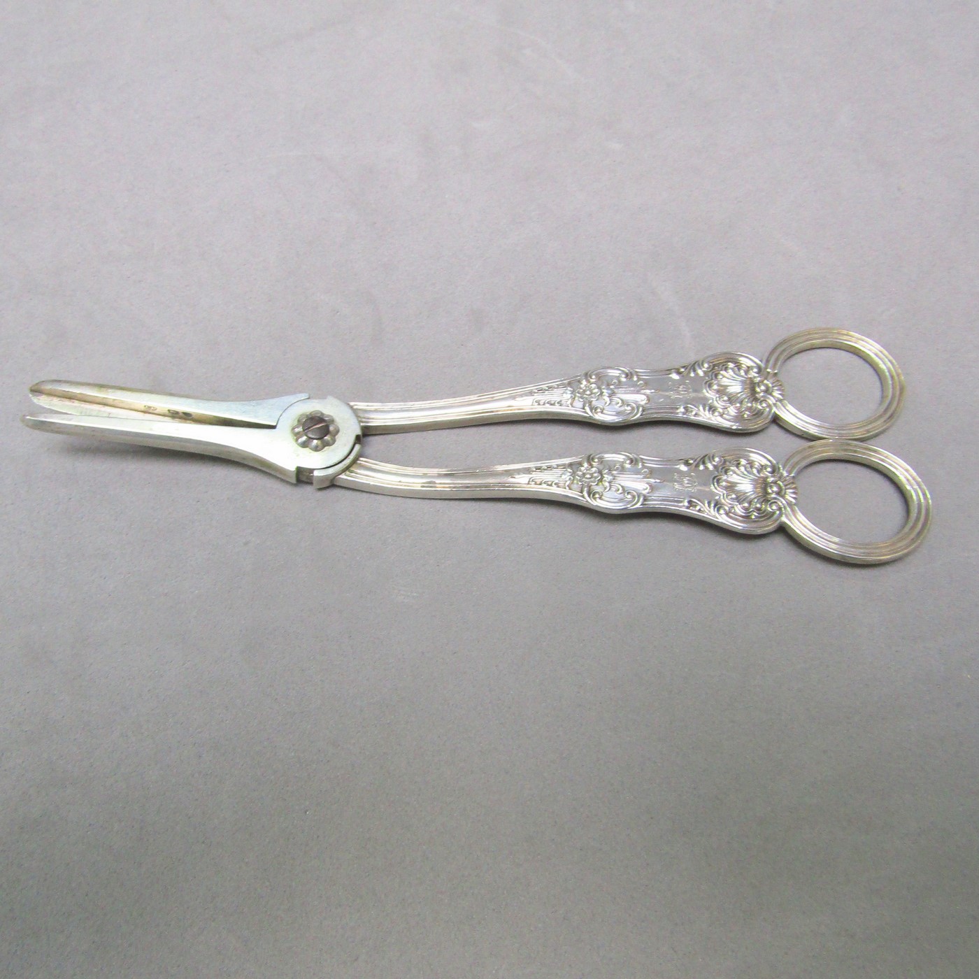 F.H. Lote de cubiertos para servir en Plata Inglesa. Londres, 1888. F.H. Lote de cubiertos para servir en Plata Inglesa. Londres, 1888.