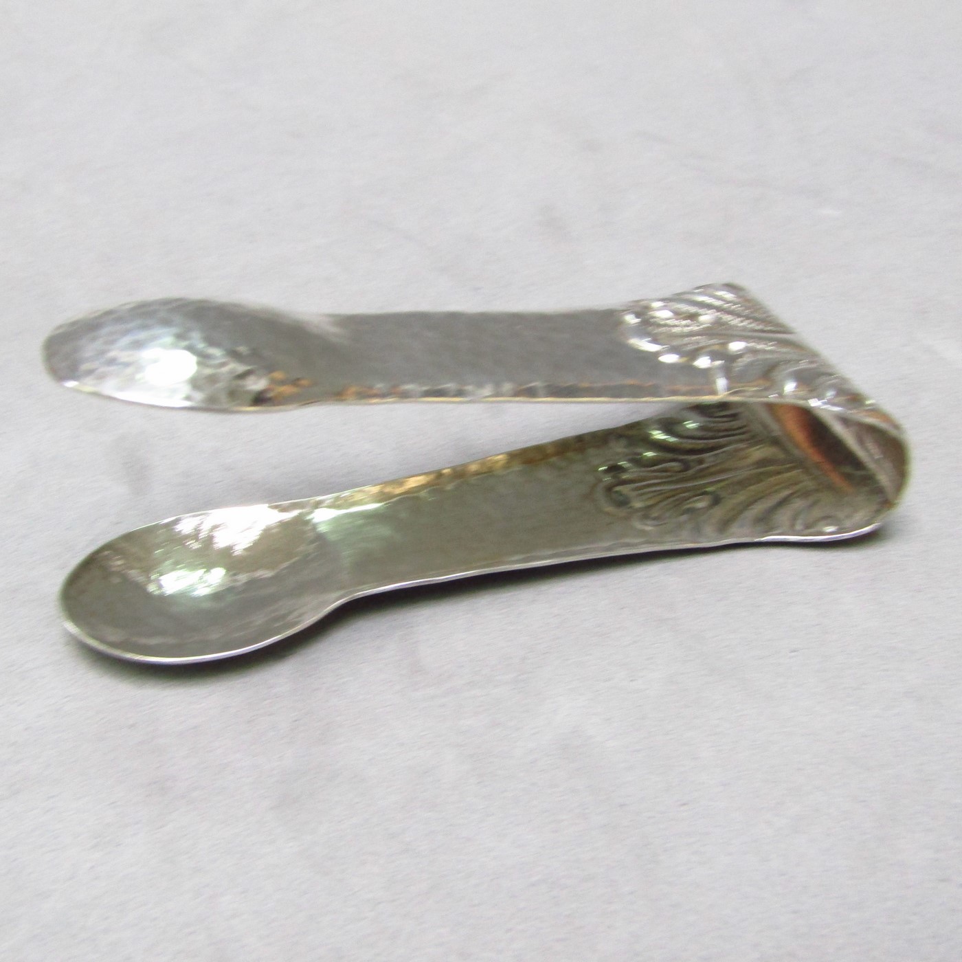 Lote compuesto por dos Chofetas, Pinza y Pala en Plata de Ley. España, siglo XX. Lote compuesto por dos Chofetas, Pinza y Pala en Plata de Ley. España, siglo XX.