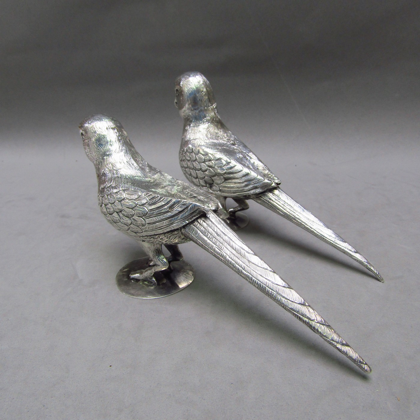 Pareja de Periquitos artesanales en Plata de Ley. España, siglo XX. Pareja de Periquitos artesanales en Plata de Ley. España, siglo XX.