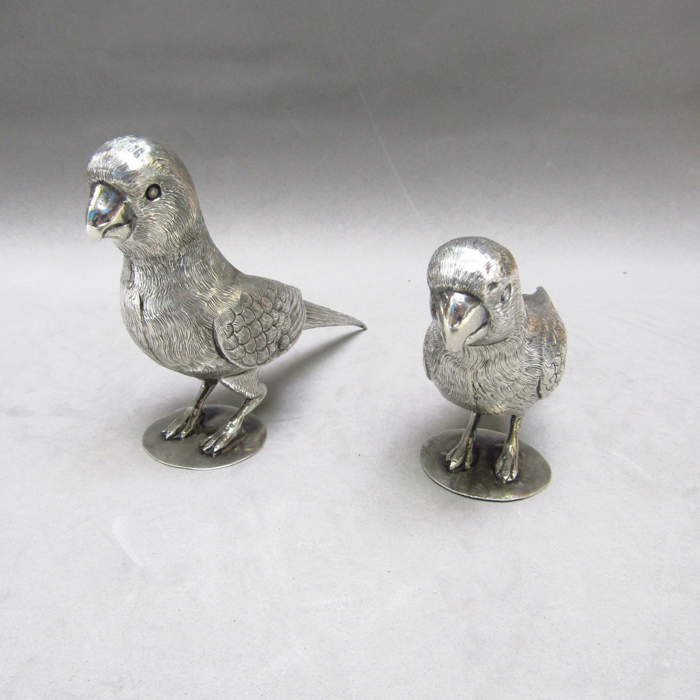 Pareja de Periquitos artesanales en Plata de Ley. España, siglo XX. Pareja de Periquitos artesanales en Plata de Ley. España, siglo XX.