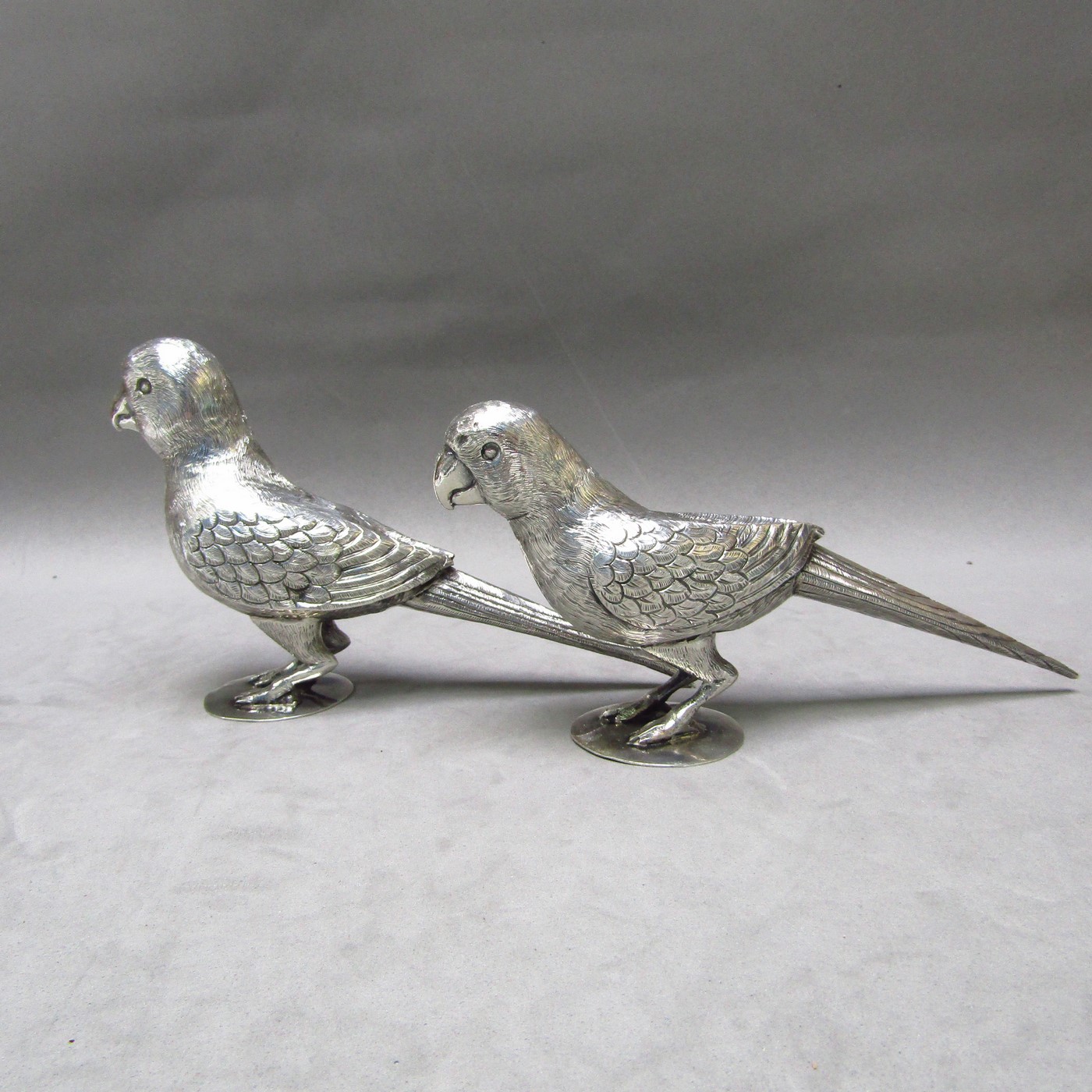 Pareja de Periquitos artesanales en Plata de Ley. España, siglo XX. Pareja de Periquitos artesanales en Plata de Ley. España, siglo XX.