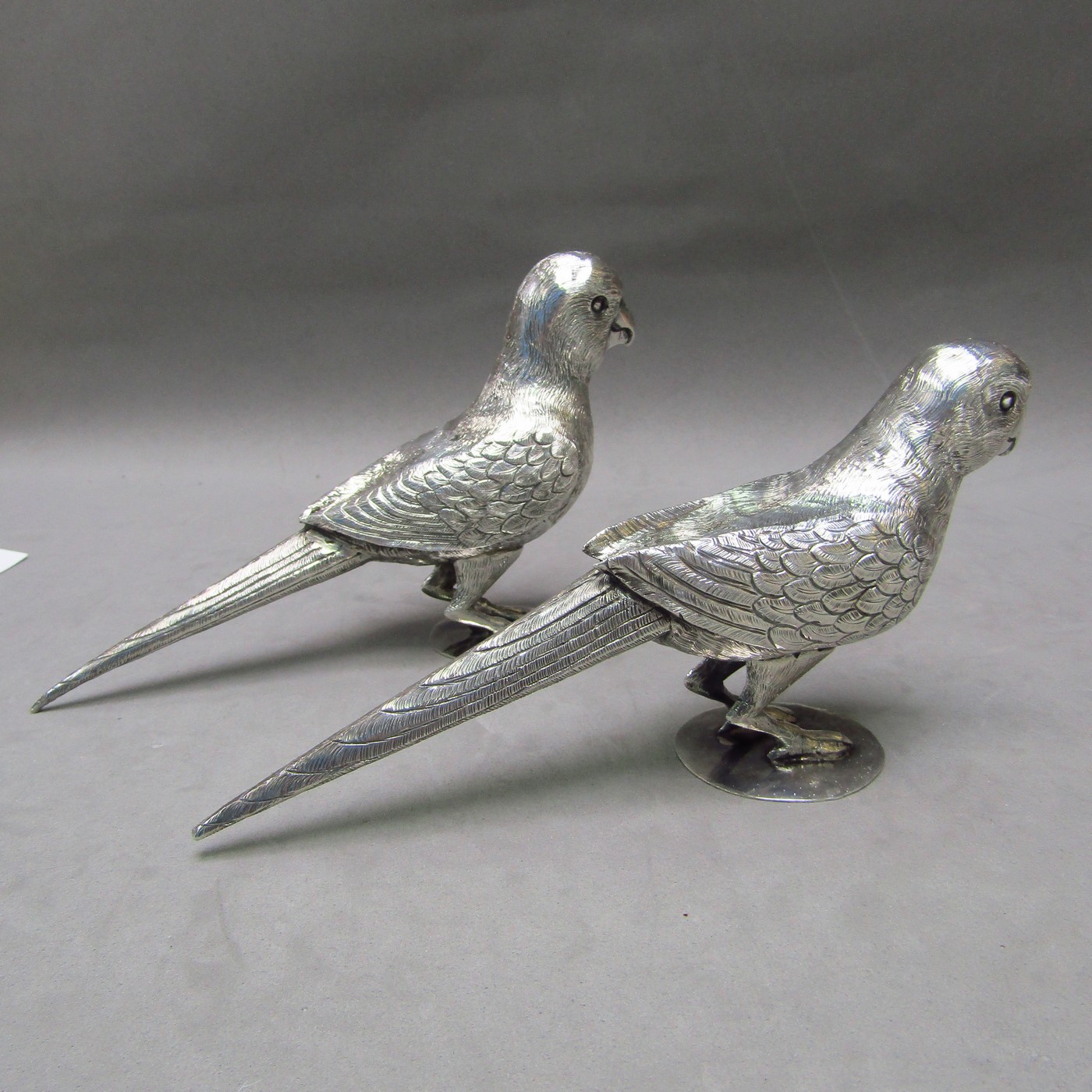 Pareja de Periquitos artesanales en Plata de Ley. España, siglo XX. Pareja de Periquitos artesanales en Plata de Ley. España, siglo XX.