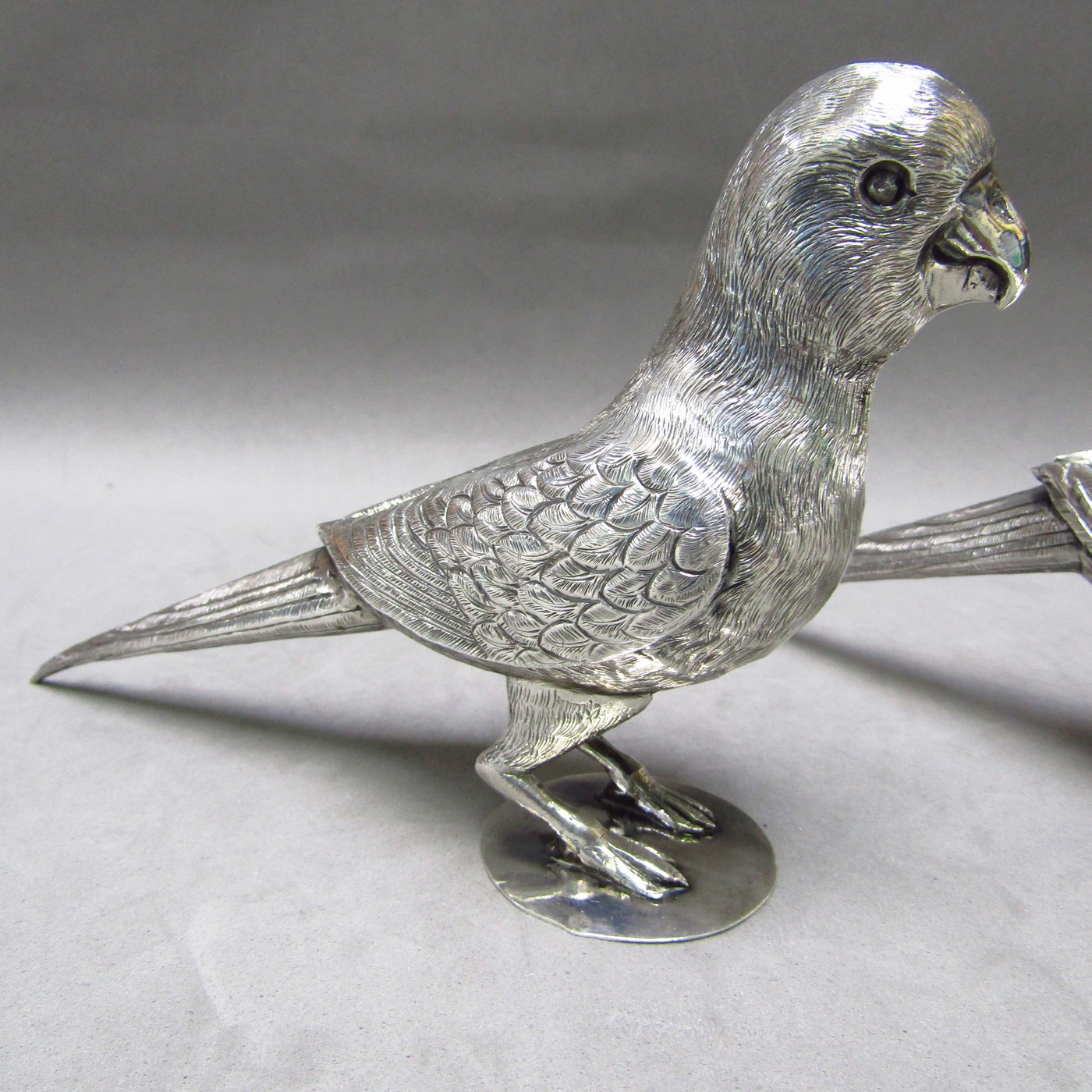 Pareja de Periquitos artesanales en Plata de Ley. España, siglo XX. Pareja de Periquitos artesanales en Plata de Ley. España, siglo XX.