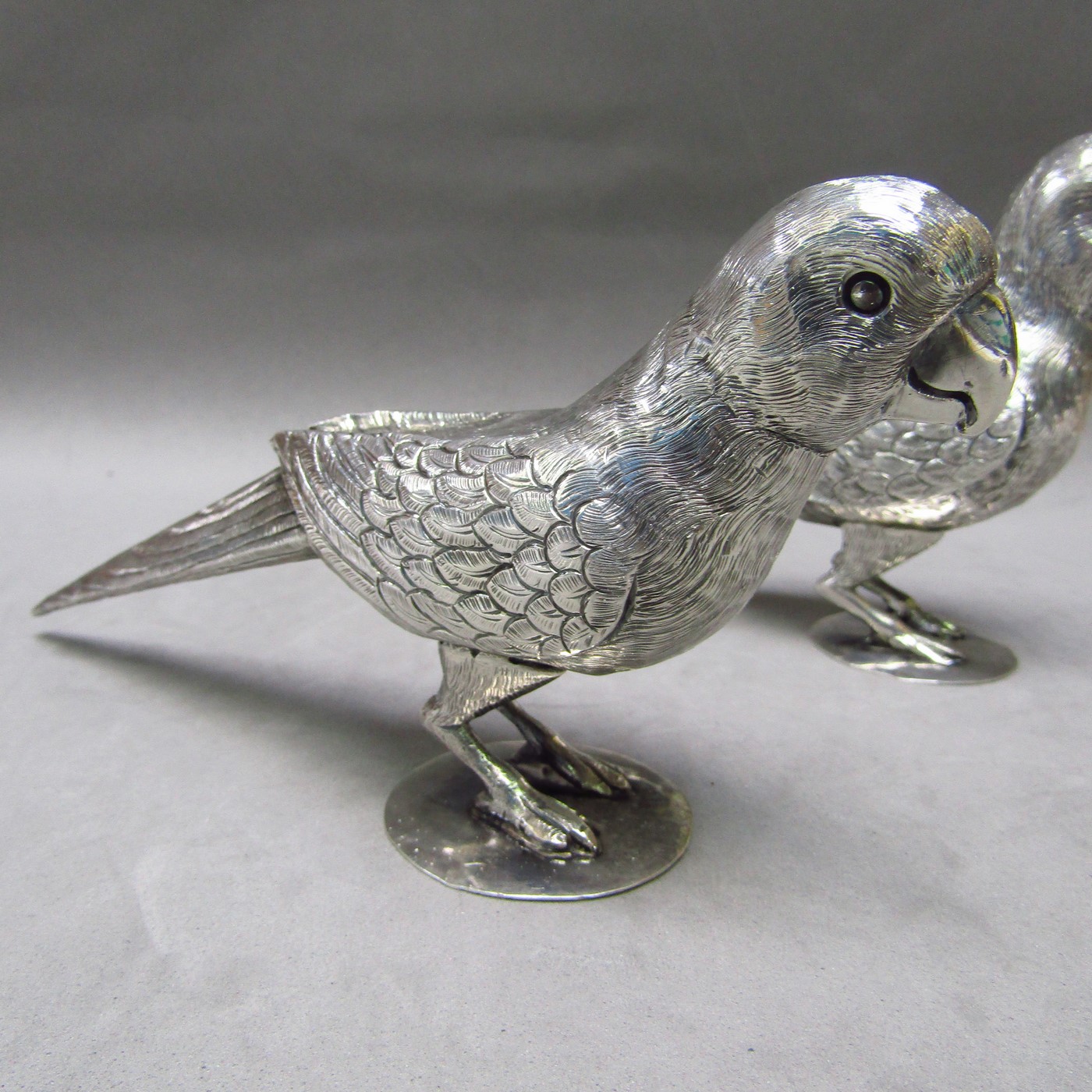 Pareja de Periquitos artesanales en Plata de Ley. España, siglo XX. Pareja de Periquitos artesanales en Plata de Ley. España, siglo XX.