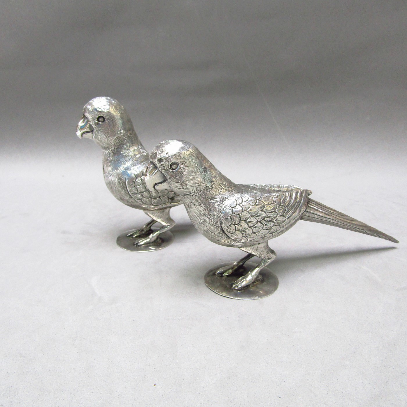 Pareja de Periquitos artesanales en Plata de Ley. España, siglo XX. Pareja de Periquitos artesanales en Plata de Ley. España, siglo XX.